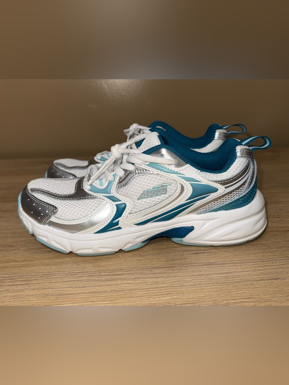 AVIA White and Teal Trainer Running Sneakers. Size 7.5.